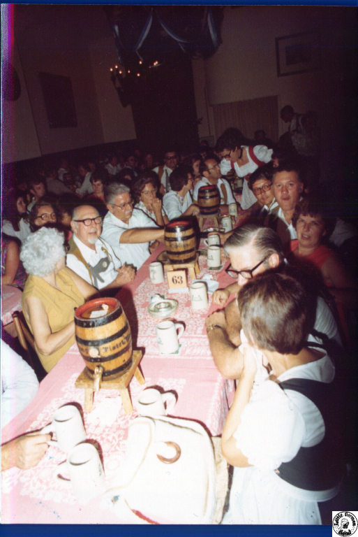 1976 07 dd 01 Germany trip group at Platzl Oktoberfest.jpg